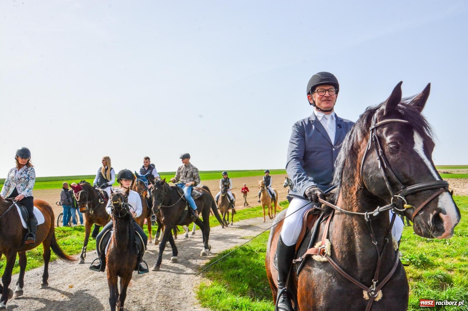 Zdjęcie w galerii na portalu naszraciborz.pl: Setka koni na procesji wielkanocnej w Bieńkowicach [FOTO i WIDEO] wiadomości z regionu
