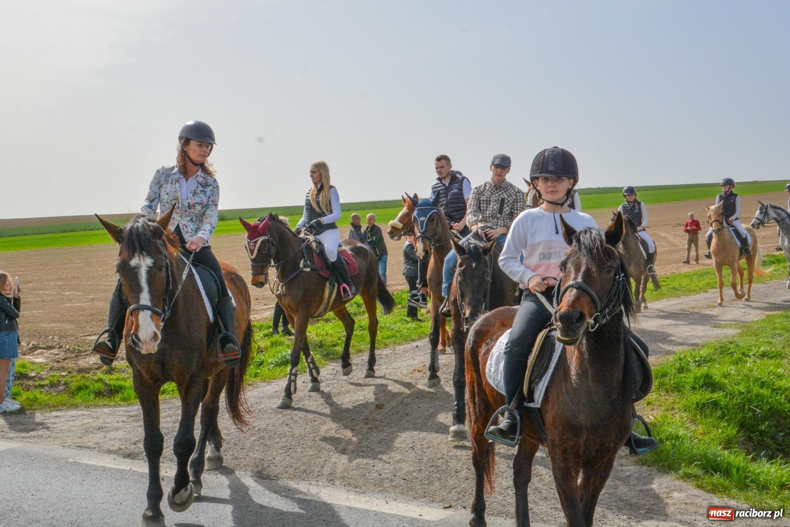 Zdjęcie w galerii na portalu naszraciborz.pl: Setka koni na procesji wielkanocnej w Bieńkowicach [FOTO i WIDEO] wiadomości z regionu