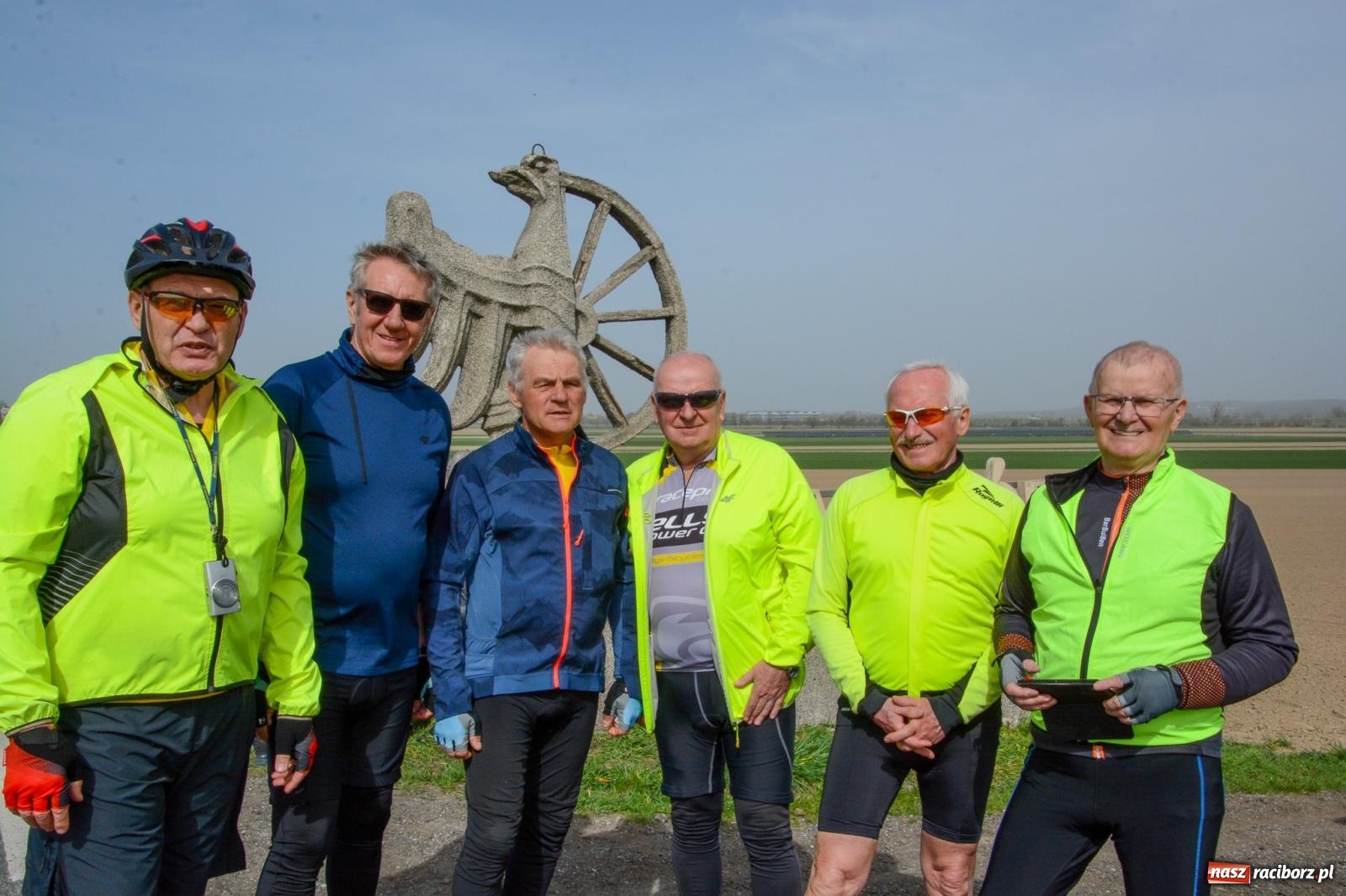 Zdjęcie w galerii na portalu naszraciborz.pl: Setka koni na procesji wielkanocnej w Bieńkowicach [FOTO i WIDEO] wiadomości z regionu