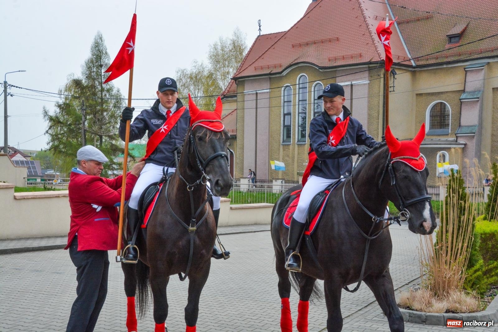 Zdjęcie w galerii na portalu naszraciborz.pl: Metropolita, Indianie i kowboje na wielkanocnej procesji konnej w Pietrowicach Wielkich [FOTO i WIDEO] wiadomości z regionu