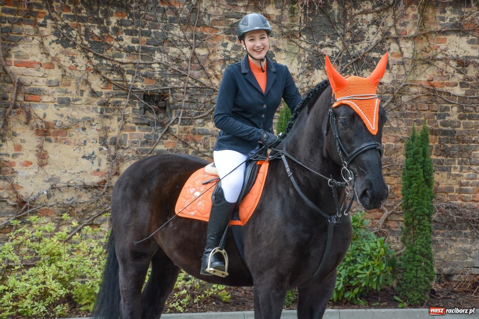 Zdjęcie w galerii na portalu naszraciborz.pl: Metropolita, Indianie i kowboje na wielkanocnej procesji konnej w Pietrowicach Wielkich [FOTO i WIDEO] wiadomości z regionu