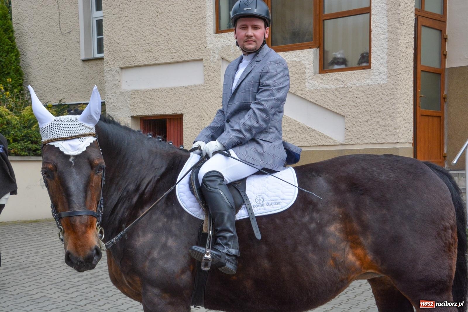 Zdjęcie w galerii na portalu naszraciborz.pl: Metropolita, Indianie i kowboje na wielkanocnej procesji konnej w Pietrowicach Wielkich [FOTO i WIDEO] wiadomości z regionu