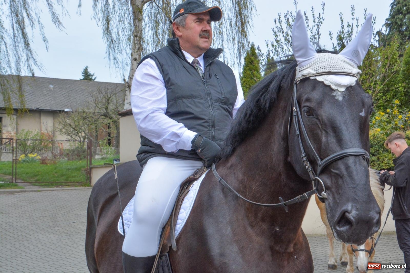 Zdjęcie w galerii na portalu naszraciborz.pl: Metropolita, Indianie i kowboje na wielkanocnej procesji konnej w Pietrowicach Wielkich [FOTO i WIDEO] wiadomości z regionu