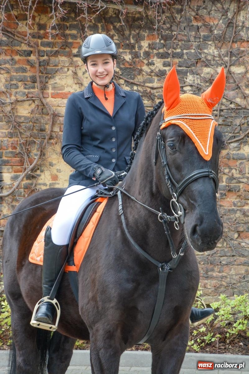 Zdjęcie w galerii na portalu naszraciborz.pl: Metropolita, Indianie i kowboje na wielkanocnej procesji konnej w Pietrowicach Wielkich [FOTO i WIDEO] wiadomości z regionu