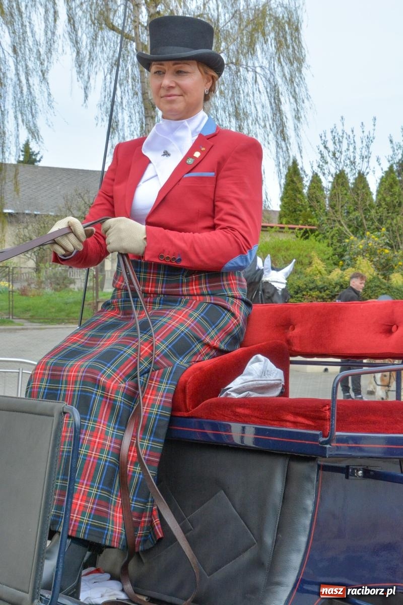 Zdjęcie w galerii na portalu naszraciborz.pl: Metropolita, Indianie i kowboje na wielkanocnej procesji konnej w Pietrowicach Wielkich [FOTO i WIDEO] wiadomości z regionu