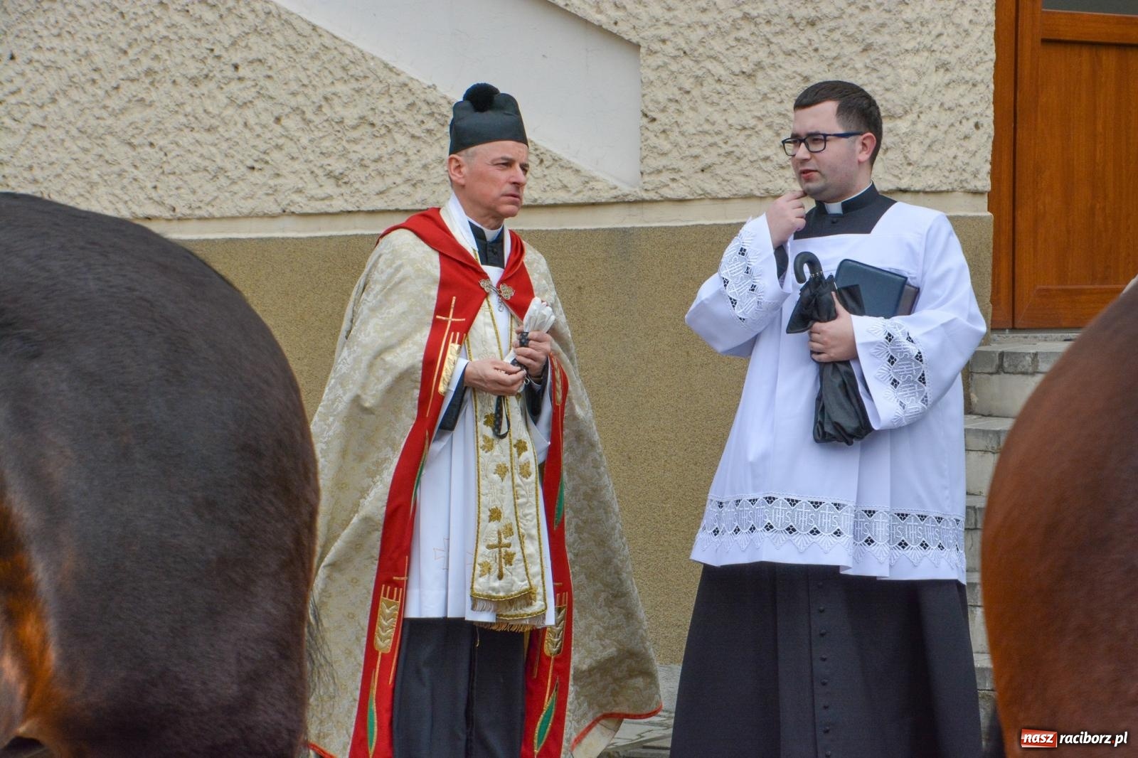 Zdjęcie w galerii na portalu naszraciborz.pl: Metropolita, Indianie i kowboje na wielkanocnej procesji konnej w Pietrowicach Wielkich [FOTO i WIDEO] wiadomości z regionu