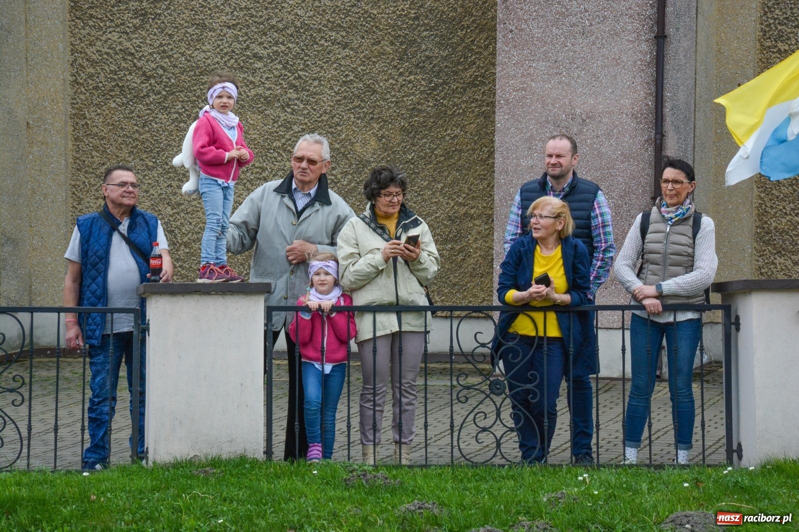 Zdjęcie w galerii na portalu naszraciborz.pl: Metropolita, Indianie i kowboje na wielkanocnej procesji konnej w Pietrowicach Wielkich [FOTO i WIDEO] wiadomości z regionu