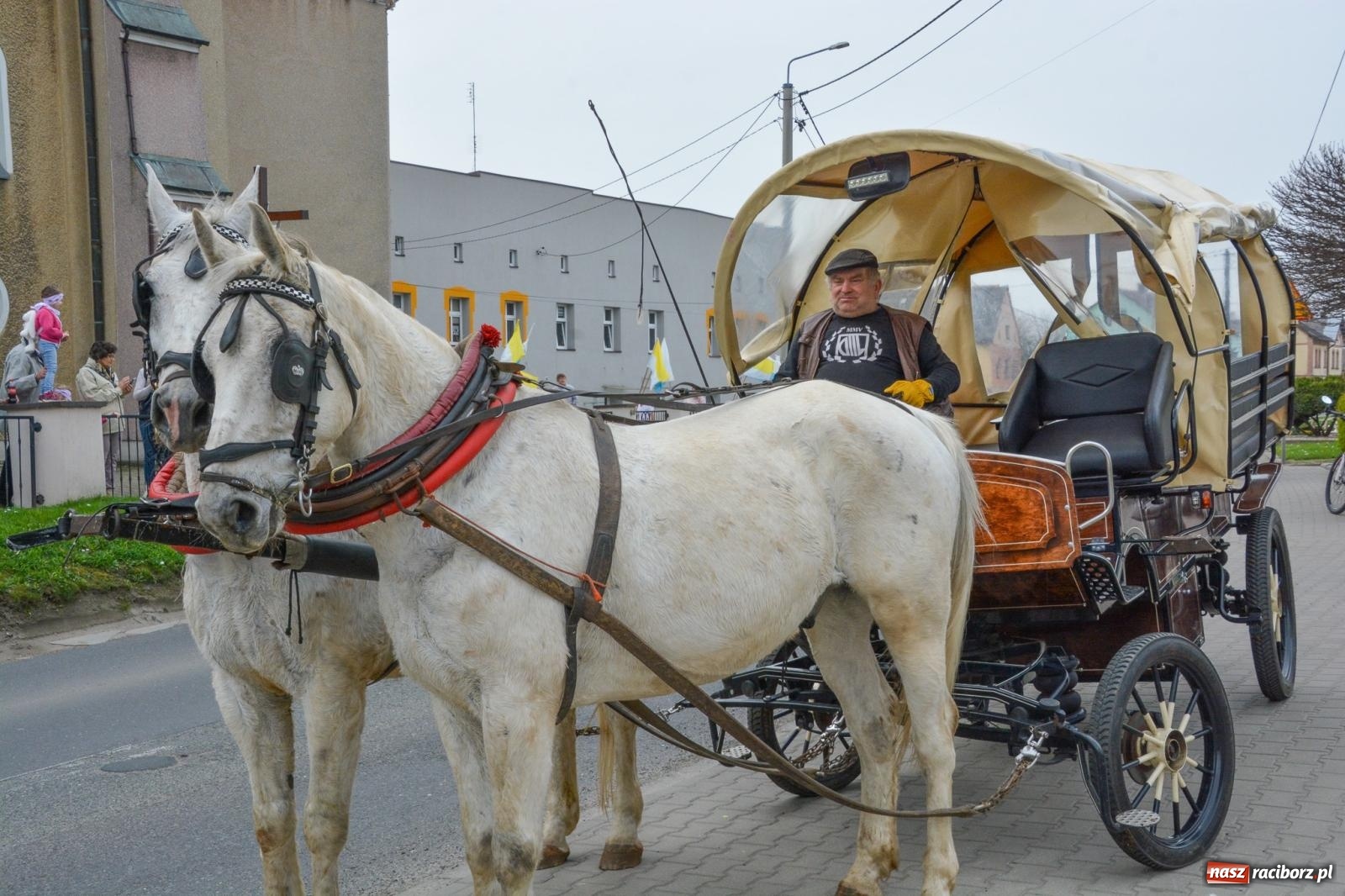 Zdjęcie w galerii na portalu naszraciborz.pl: Metropolita, Indianie i kowboje na wielkanocnej procesji konnej w Pietrowicach Wielkich [FOTO i WIDEO] wiadomości z regionu