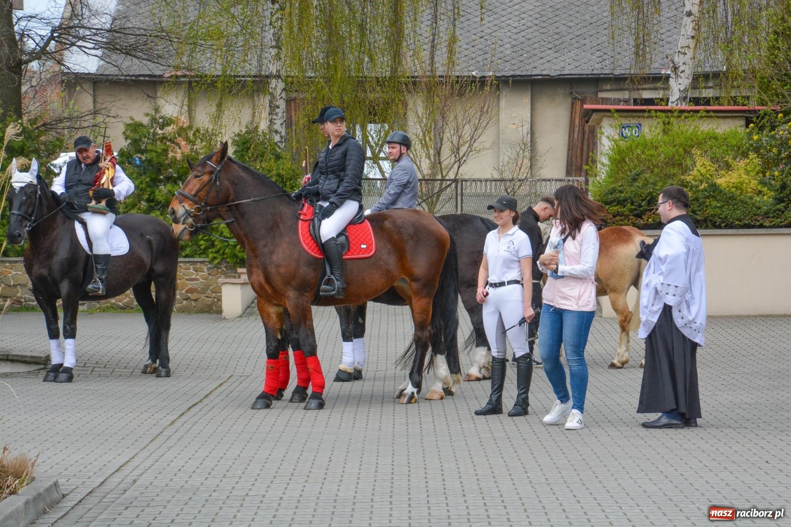 Zdjęcie w galerii na portalu naszraciborz.pl: Metropolita, Indianie i kowboje na wielkanocnej procesji konnej w Pietrowicach Wielkich [FOTO i WIDEO] wiadomości z regionu