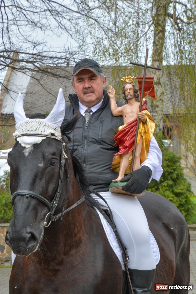 Zdjęcie w galerii na portalu naszraciborz.pl: Metropolita, Indianie i kowboje na wielkanocnej procesji konnej w Pietrowicach Wielkich [FOTO i WIDEO] wiadomości z regionu
