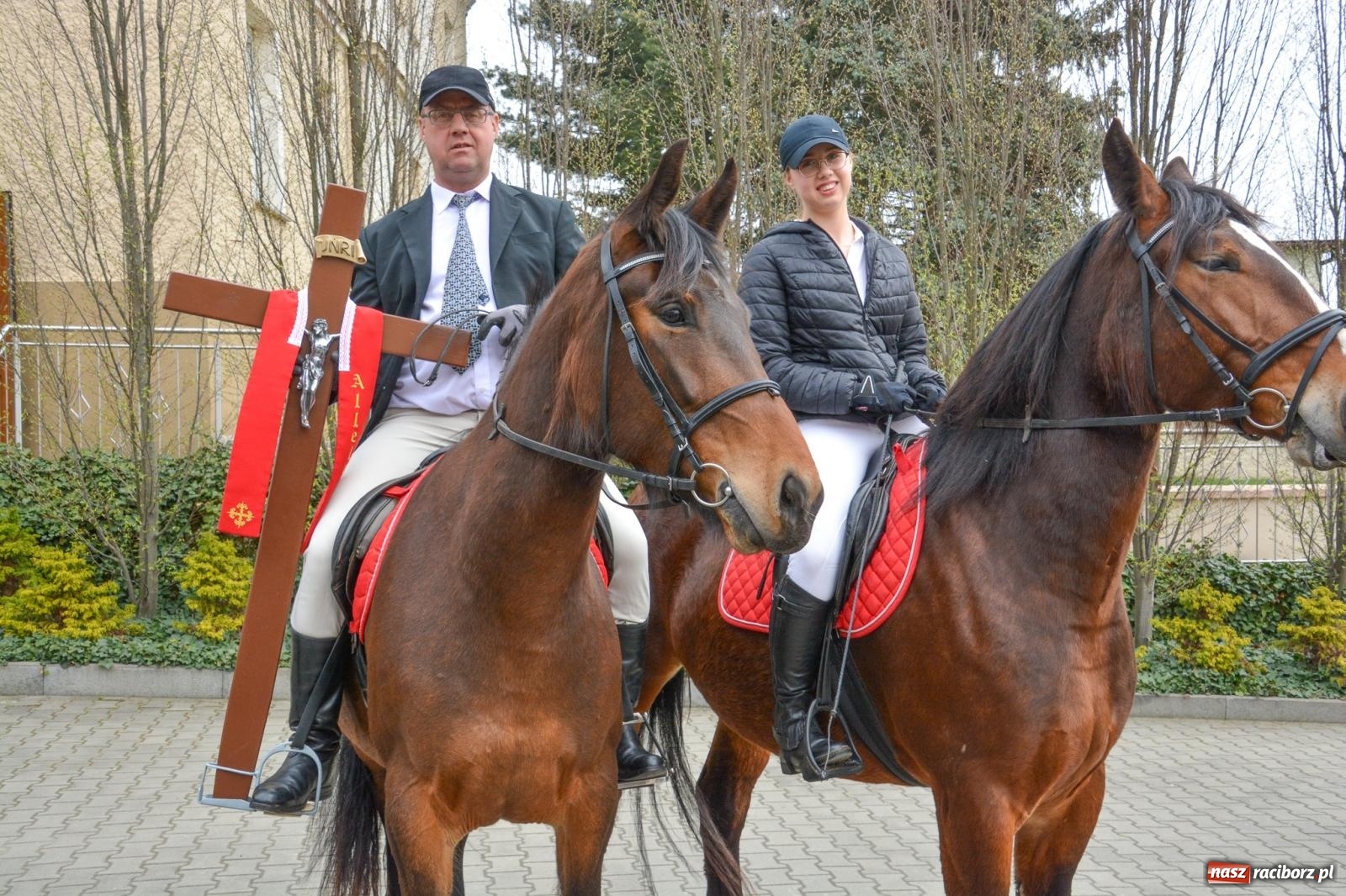 Zdjęcie w galerii na portalu naszraciborz.pl: Metropolita, Indianie i kowboje na wielkanocnej procesji konnej w Pietrowicach Wielkich [FOTO i WIDEO] wiadomości z regionu