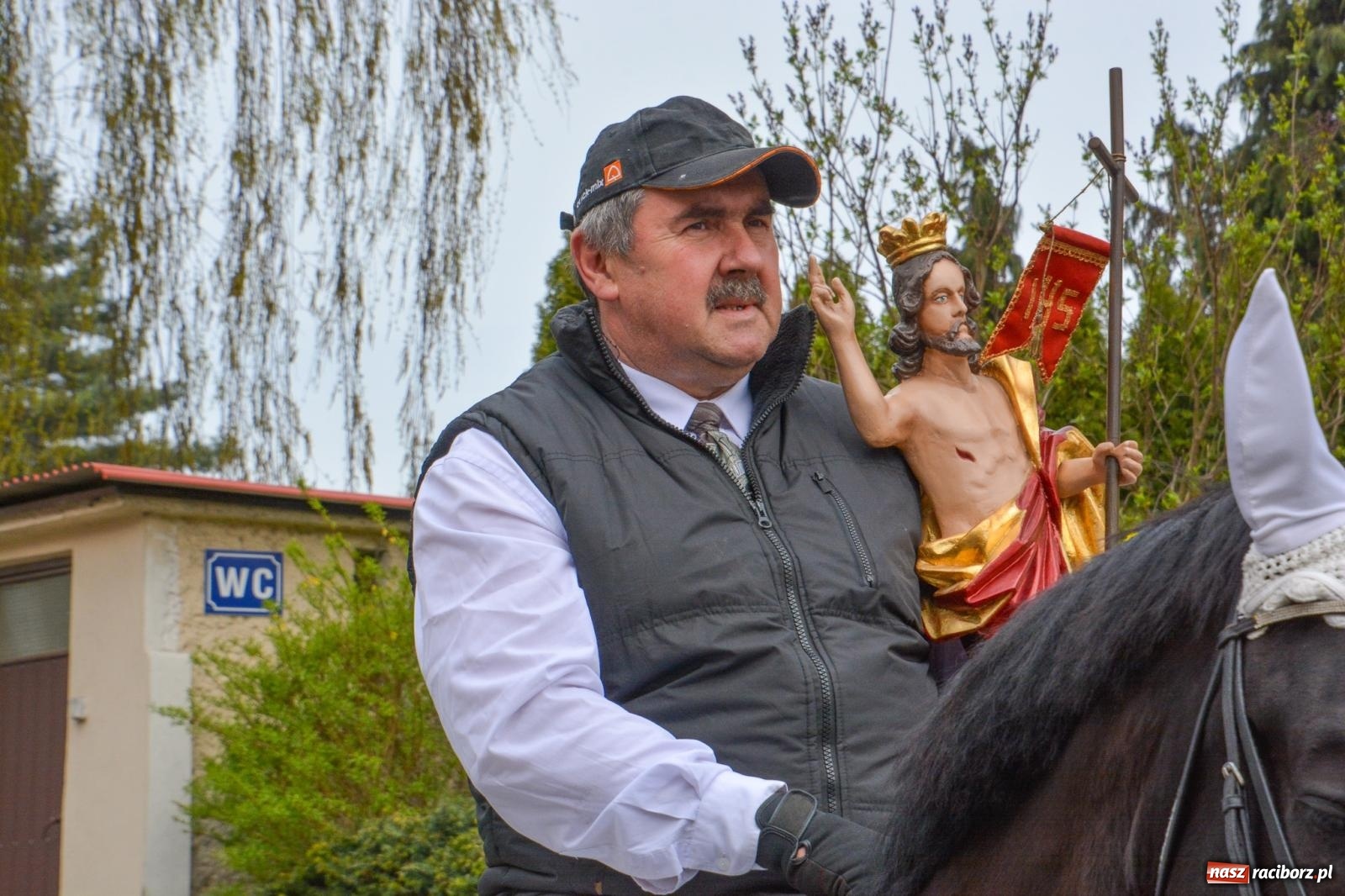 Zdjęcie w galerii na portalu naszraciborz.pl: Metropolita, Indianie i kowboje na wielkanocnej procesji konnej w Pietrowicach Wielkich [FOTO i WIDEO] wiadomości z regionu