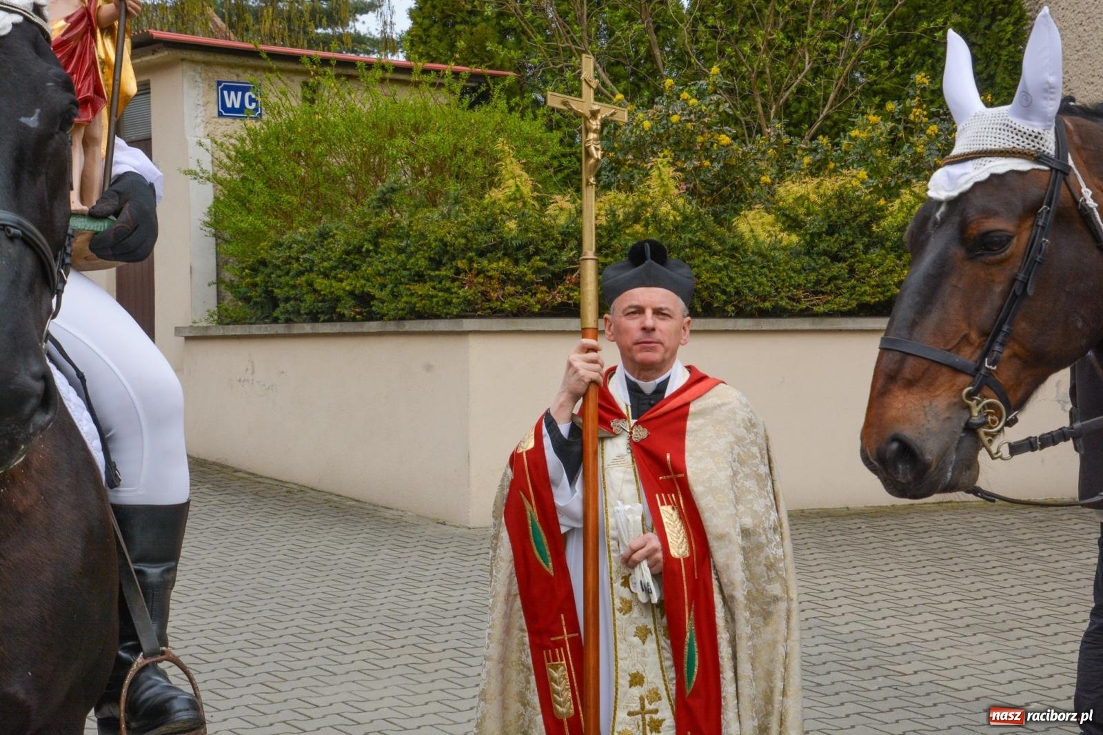 Zdjęcie w galerii na portalu naszraciborz.pl: Metropolita, Indianie i kowboje na wielkanocnej procesji konnej w Pietrowicach Wielkich [FOTO i WIDEO] wiadomości z regionu