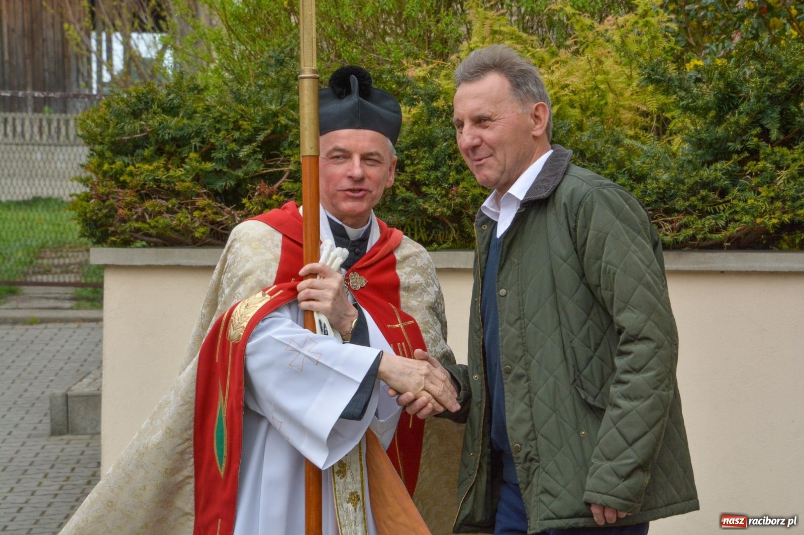 Zdjęcie w galerii na portalu naszraciborz.pl: Metropolita, Indianie i kowboje na wielkanocnej procesji konnej w Pietrowicach Wielkich [FOTO i WIDEO] wiadomości z regionu