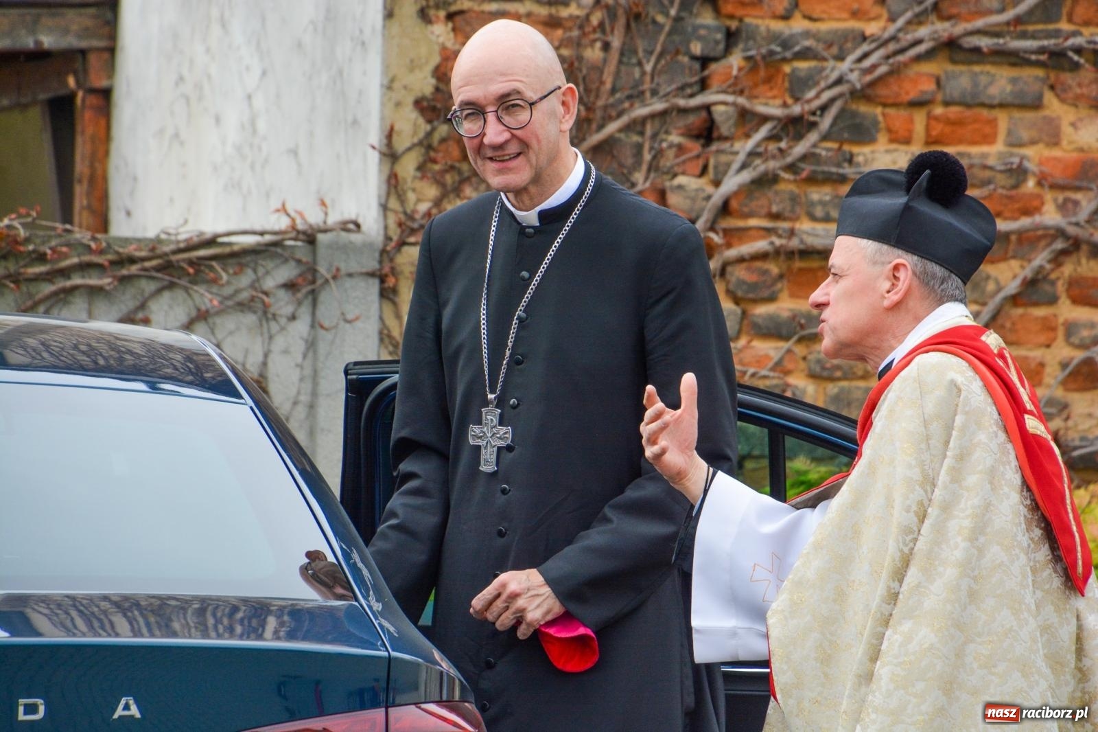 Zdjęcie w galerii na portalu naszraciborz.pl: Metropolita, Indianie i kowboje na wielkanocnej procesji konnej w Pietrowicach Wielkich [FOTO i WIDEO] wiadomości z regionu