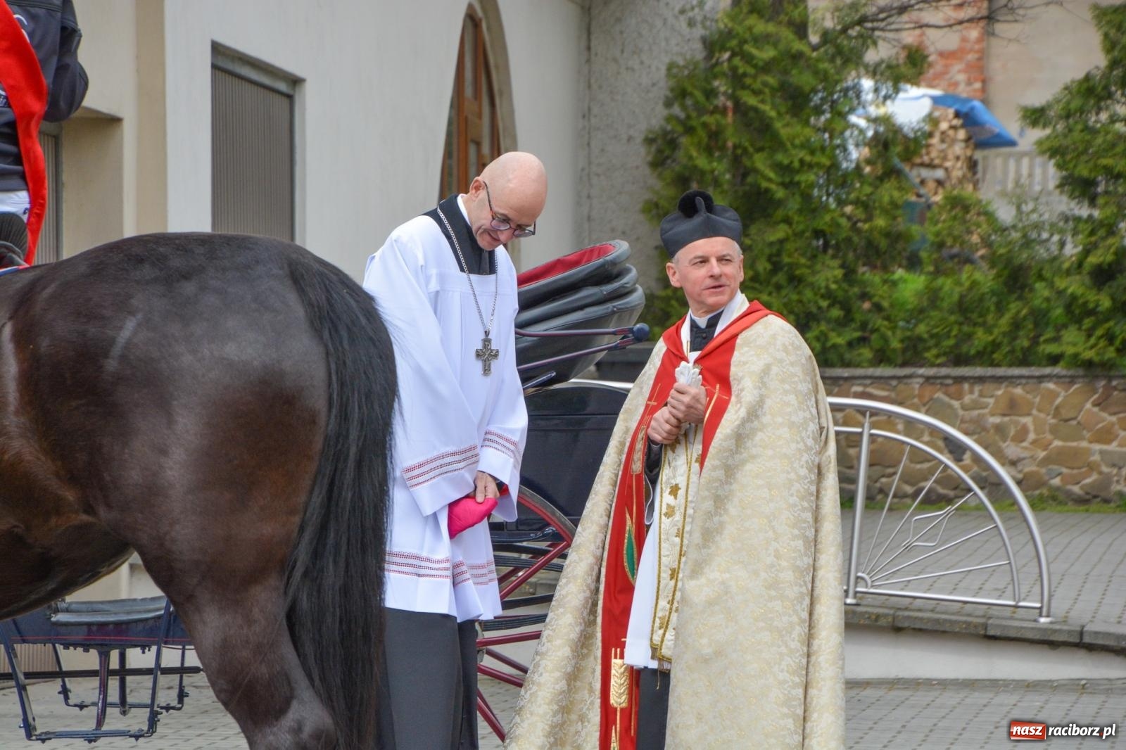 Zdjęcie w galerii na portalu naszraciborz.pl: Metropolita, Indianie i kowboje na wielkanocnej procesji konnej w Pietrowicach Wielkich [FOTO i WIDEO] wiadomości z regionu
