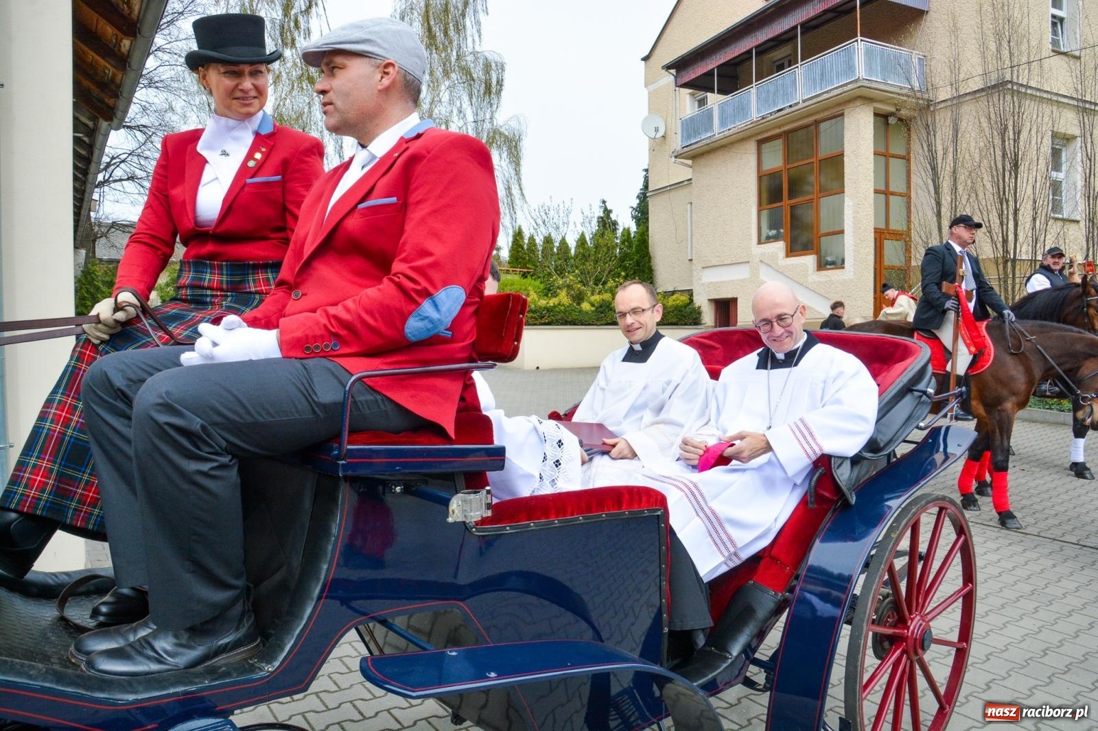 Zdjęcie w galerii na portalu naszraciborz.pl: Metropolita, Indianie i kowboje na wielkanocnej procesji konnej w Pietrowicach Wielkich [FOTO i WIDEO] wiadomości z regionu