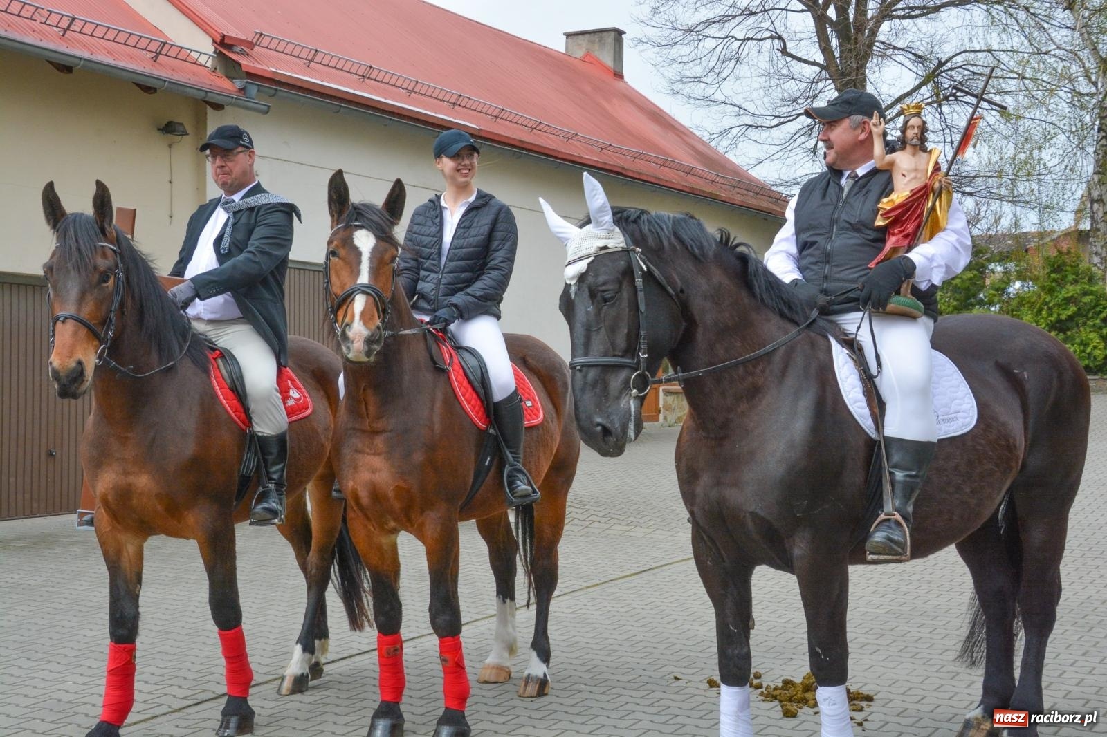 Zdjęcie w galerii na portalu naszraciborz.pl: Metropolita, Indianie i kowboje na wielkanocnej procesji konnej w Pietrowicach Wielkich [FOTO i WIDEO] wiadomości z regionu