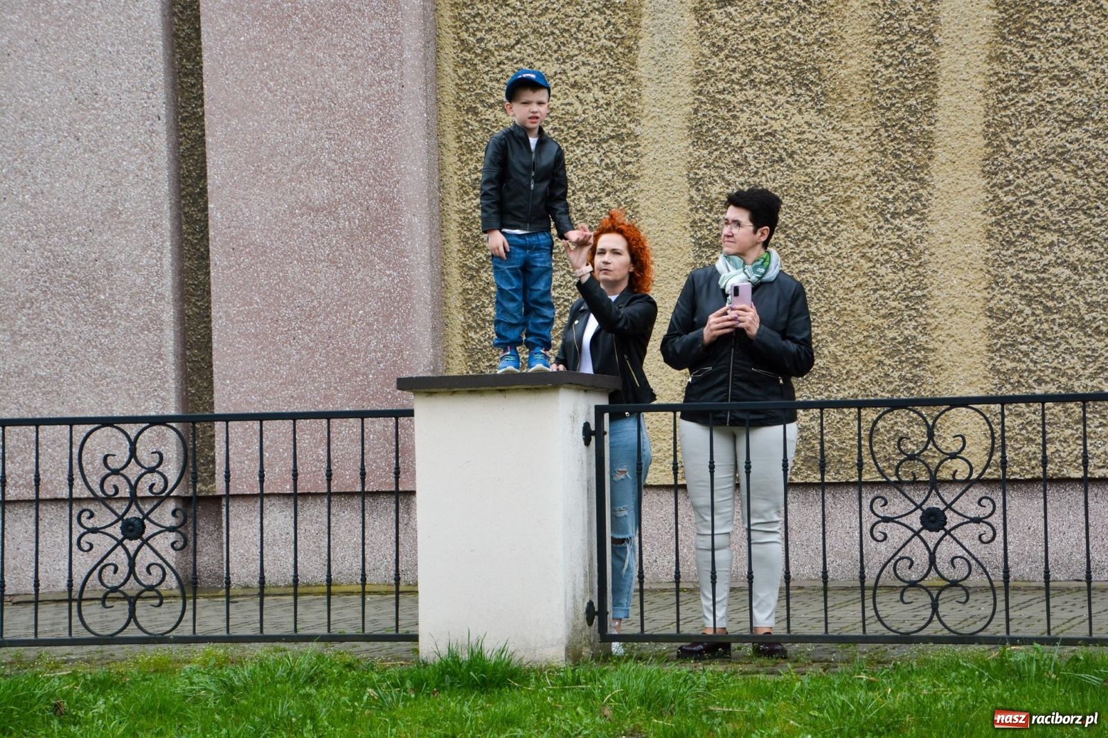 Zdjęcie w galerii na portalu naszraciborz.pl: Metropolita, Indianie i kowboje na wielkanocnej procesji konnej w Pietrowicach Wielkich [FOTO i WIDEO] wiadomości z regionu