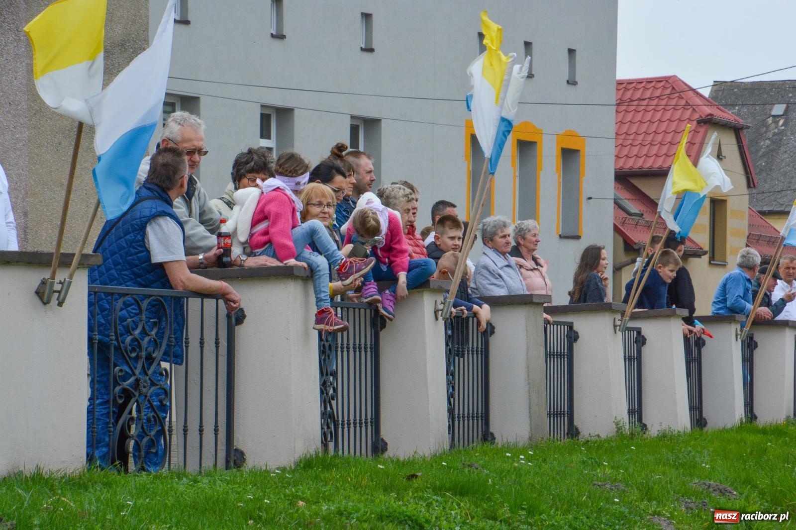 Zdjęcie w galerii na portalu naszraciborz.pl: Metropolita, Indianie i kowboje na wielkanocnej procesji konnej w Pietrowicach Wielkich [FOTO i WIDEO] wiadomości z regionu