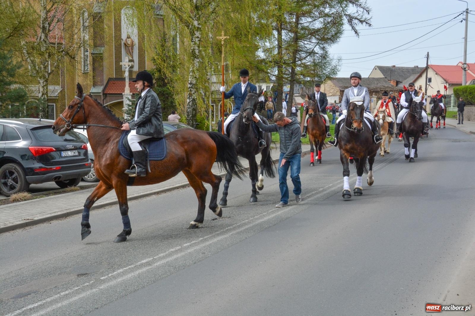 Zdjęcie w galerii na portalu naszraciborz.pl: Metropolita, Indianie i kowboje na wielkanocnej procesji konnej w Pietrowicach Wielkich [FOTO i WIDEO] wiadomości z regionu