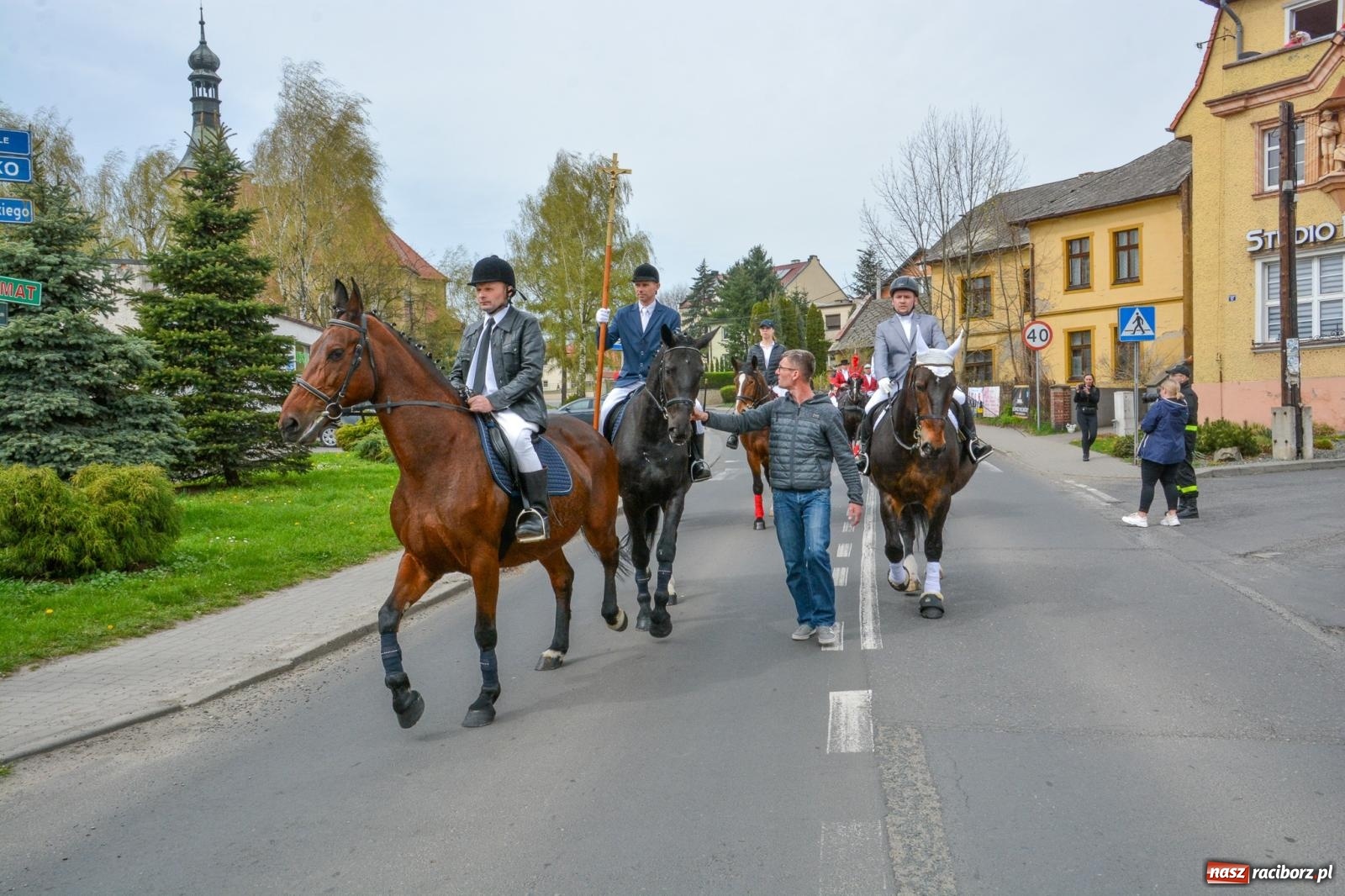 Zdjęcie w galerii na portalu naszraciborz.pl: Metropolita, Indianie i kowboje na wielkanocnej procesji konnej w Pietrowicach Wielkich [FOTO i WIDEO] wiadomości z regionu