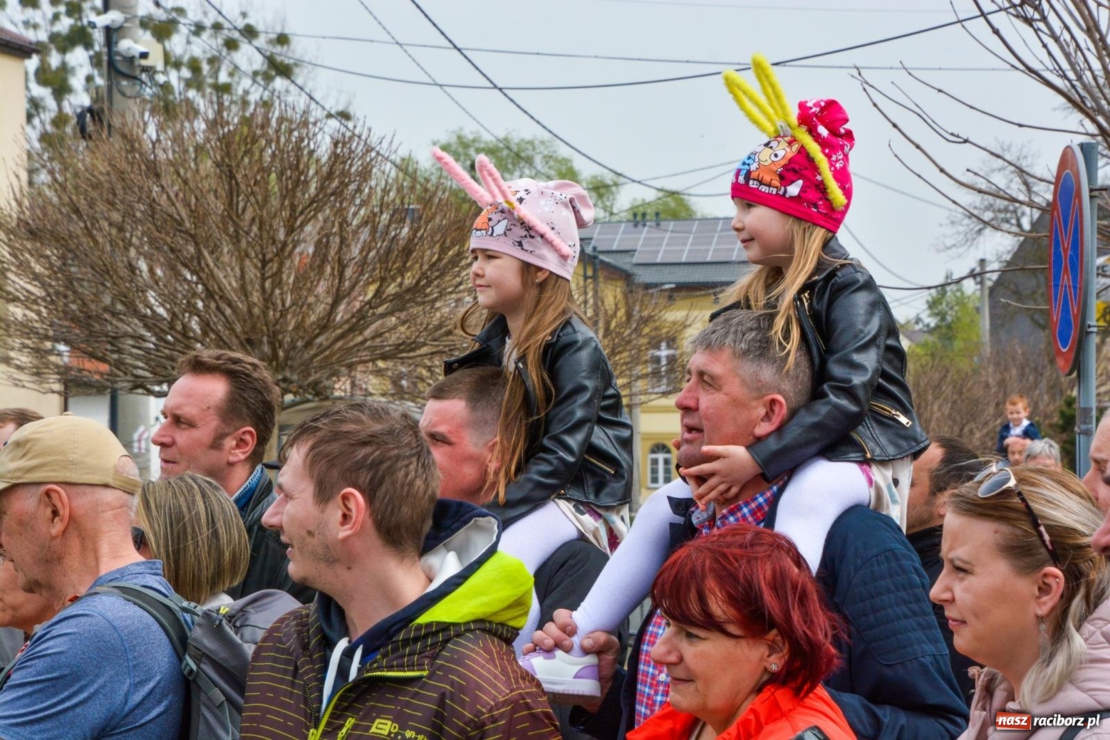 Zdjęcie w galerii na portalu naszraciborz.pl: Metropolita, Indianie i kowboje na wielkanocnej procesji konnej w Pietrowicach Wielkich [FOTO i WIDEO] wiadomości z regionu