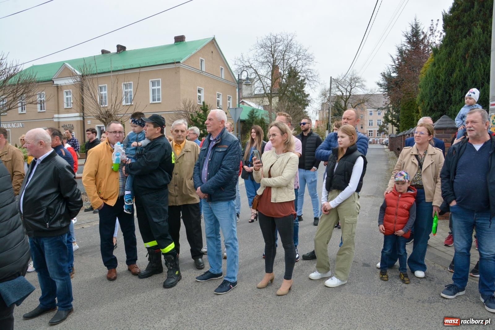 Zdjęcie w galerii na portalu naszraciborz.pl: Metropolita, Indianie i kowboje na wielkanocnej procesji konnej w Pietrowicach Wielkich [FOTO i WIDEO] wiadomości z regionu