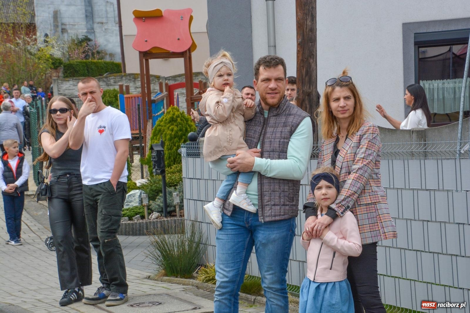 Zdjęcie w galerii na portalu naszraciborz.pl: Metropolita, Indianie i kowboje na wielkanocnej procesji konnej w Pietrowicach Wielkich [FOTO i WIDEO] wiadomości z regionu