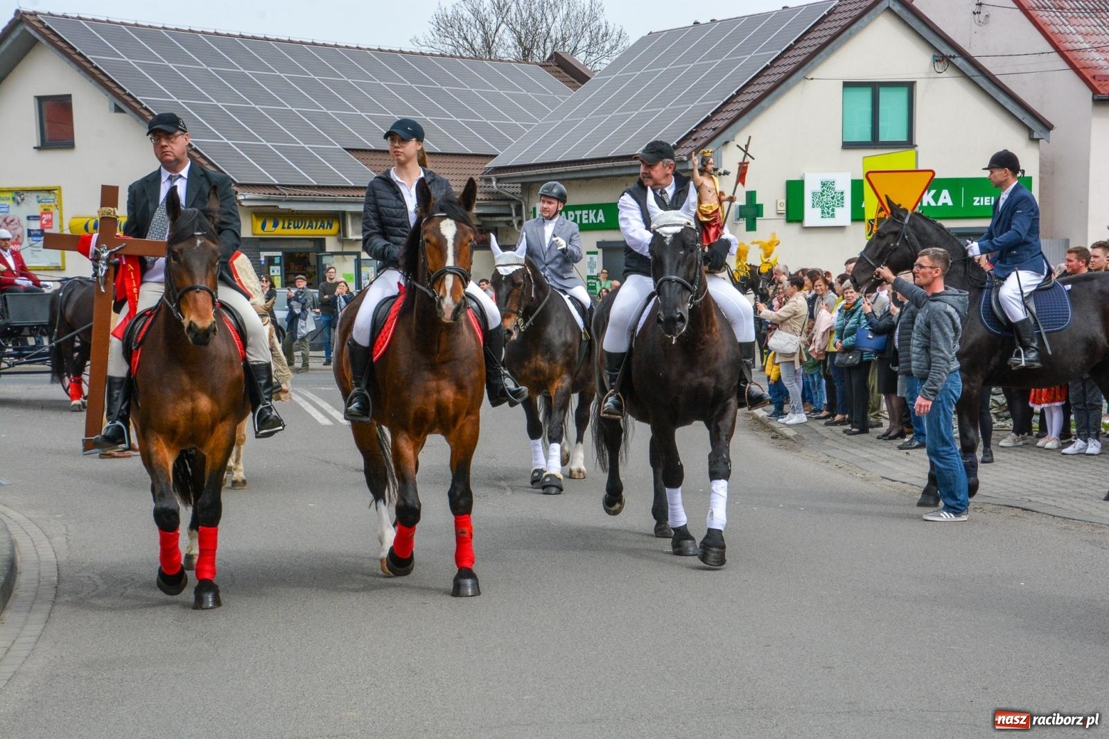 Zdjęcie w galerii na portalu naszraciborz.pl: Metropolita, Indianie i kowboje na wielkanocnej procesji konnej w Pietrowicach Wielkich [FOTO i WIDEO] wiadomości z regionu