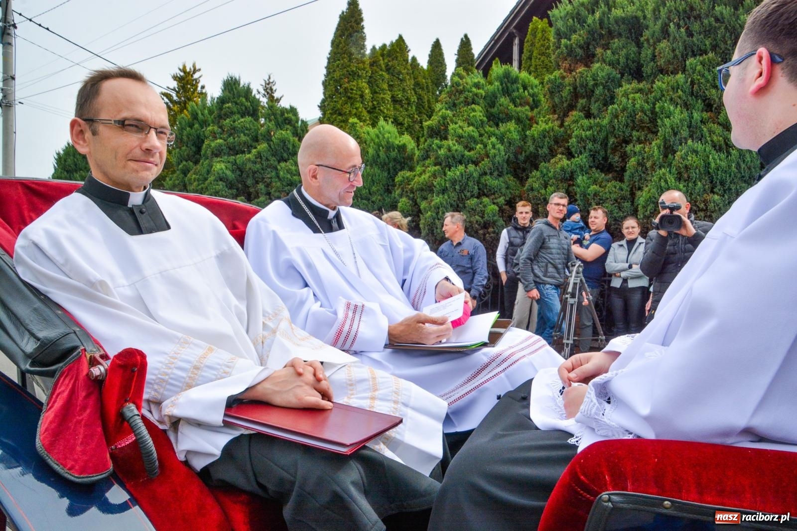 Zdjęcie w galerii na portalu naszraciborz.pl: Metropolita, Indianie i kowboje na wielkanocnej procesji konnej w Pietrowicach Wielkich [FOTO i WIDEO] wiadomości z regionu