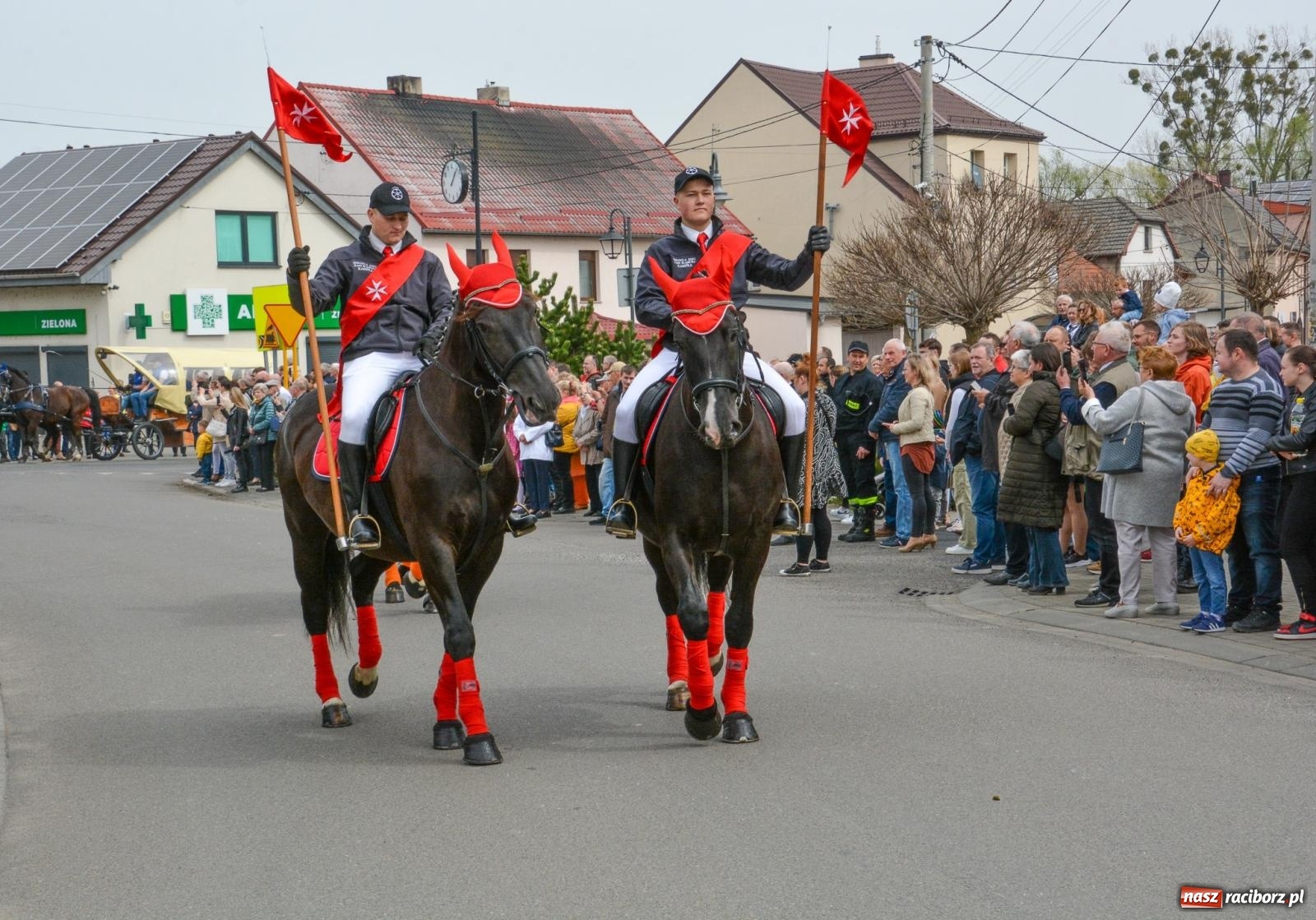 Zdjęcie w galerii na portalu naszraciborz.pl: Metropolita, Indianie i kowboje na wielkanocnej procesji konnej w Pietrowicach Wielkich [FOTO i WIDEO] wiadomości z regionu