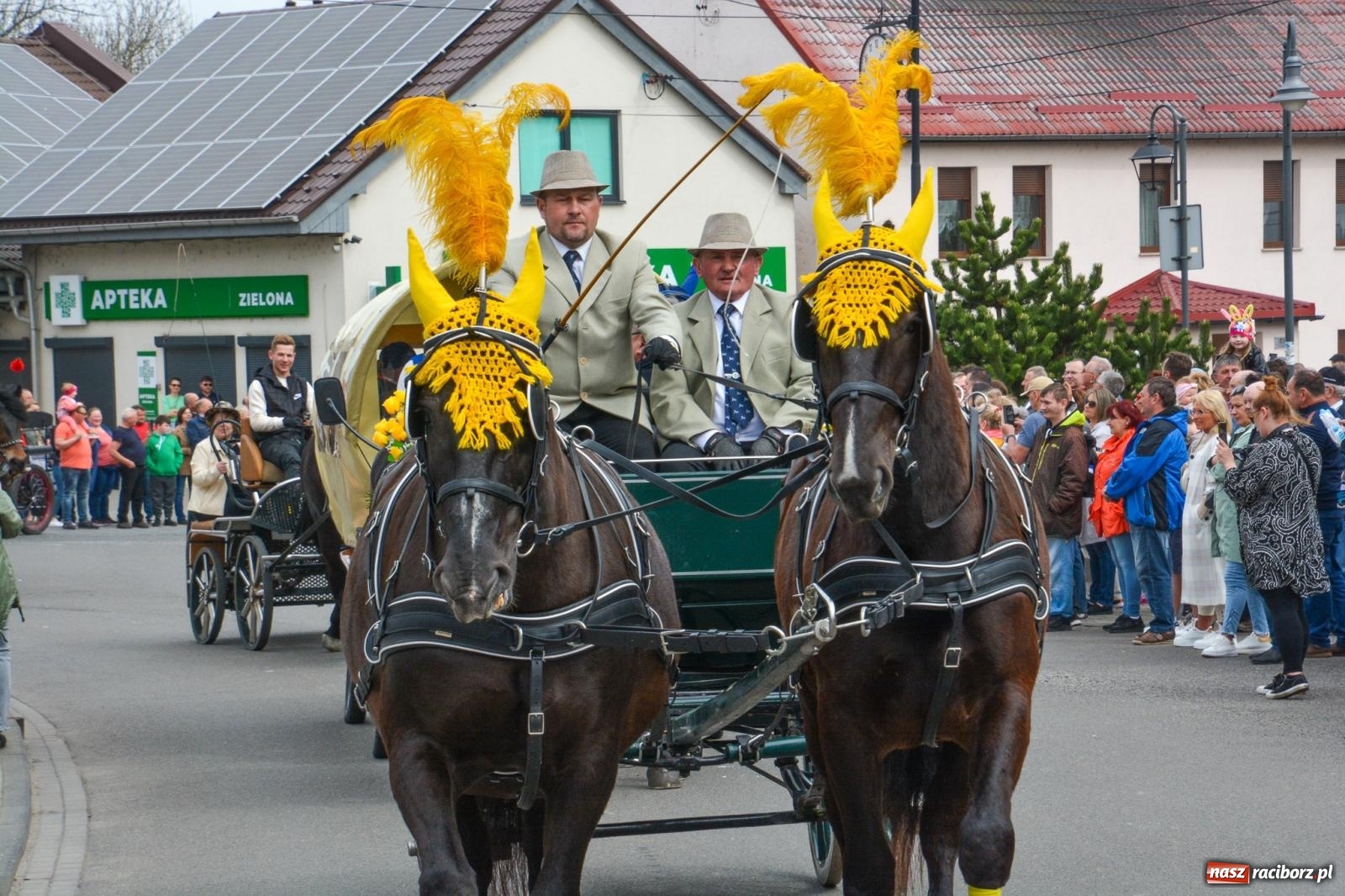 Zdjęcie w galerii na portalu naszraciborz.pl: Metropolita, Indianie i kowboje na wielkanocnej procesji konnej w Pietrowicach Wielkich [FOTO i WIDEO] wiadomości z regionu