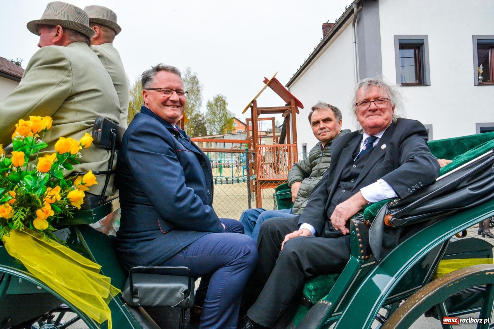 Zdjęcie w galerii na portalu naszraciborz.pl: Metropolita, Indianie i kowboje na wielkanocnej procesji konnej w Pietrowicach Wielkich [FOTO i WIDEO] wiadomości z regionu