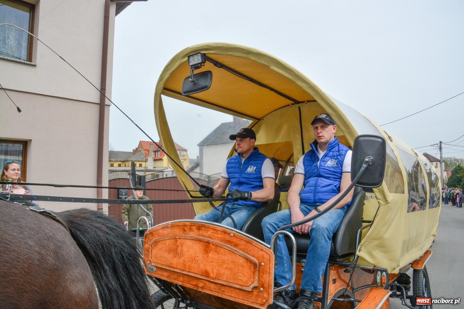 Zdjęcie w galerii na portalu naszraciborz.pl: Metropolita, Indianie i kowboje na wielkanocnej procesji konnej w Pietrowicach Wielkich [FOTO i WIDEO] wiadomości z regionu