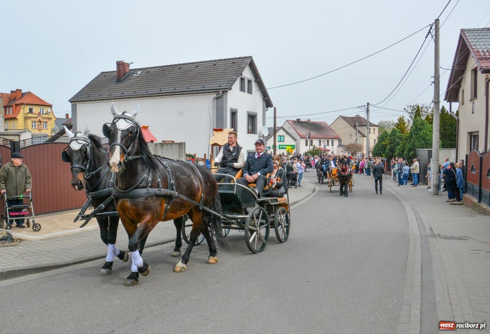 Zdjęcie w galerii na portalu naszraciborz.pl: Metropolita, Indianie i kowboje na wielkanocnej procesji konnej w Pietrowicach Wielkich [FOTO i WIDEO] wiadomości z regionu