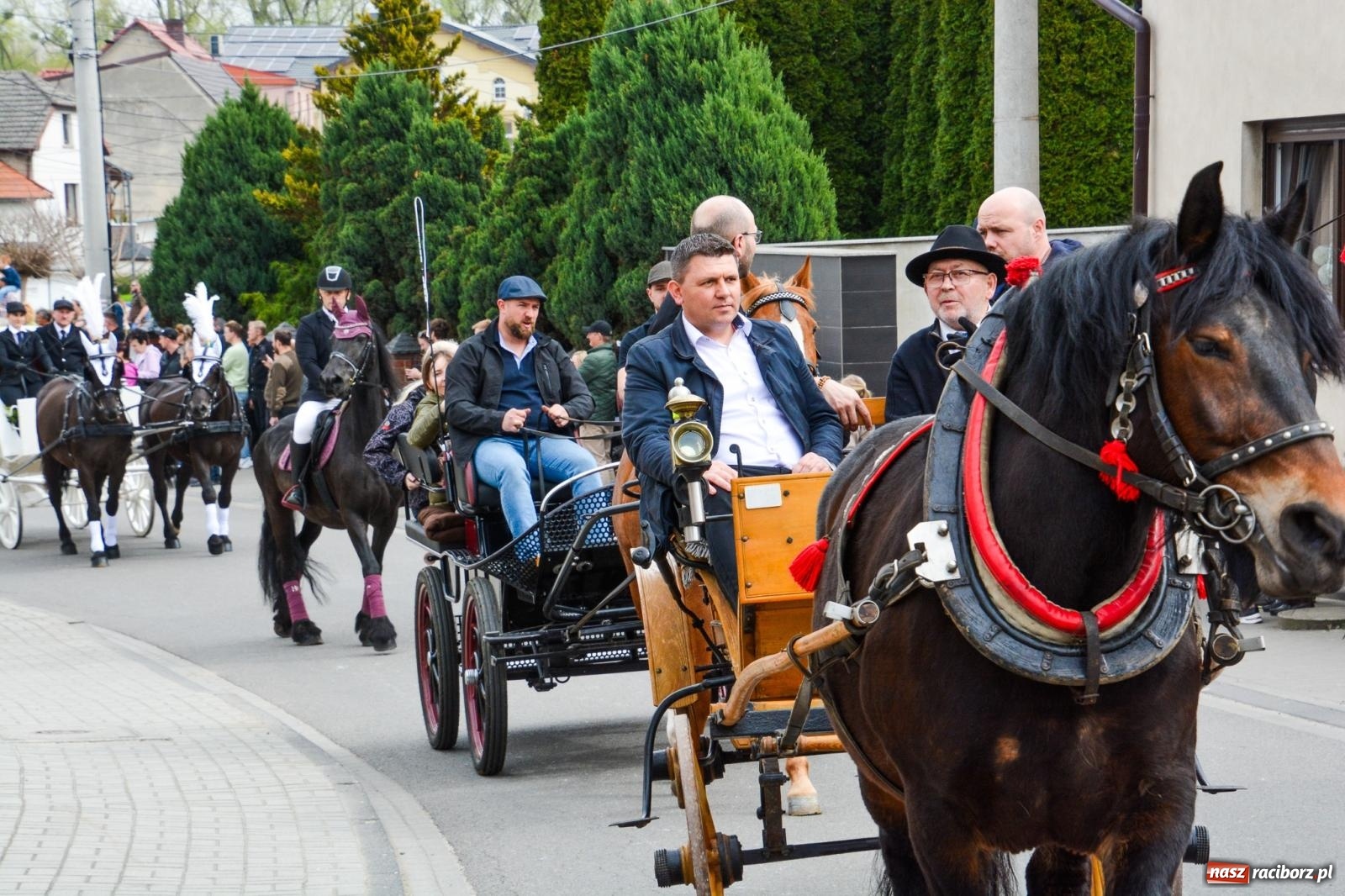 Zdjęcie w galerii na portalu naszraciborz.pl: Metropolita, Indianie i kowboje na wielkanocnej procesji konnej w Pietrowicach Wielkich [FOTO i WIDEO] wiadomości z regionu