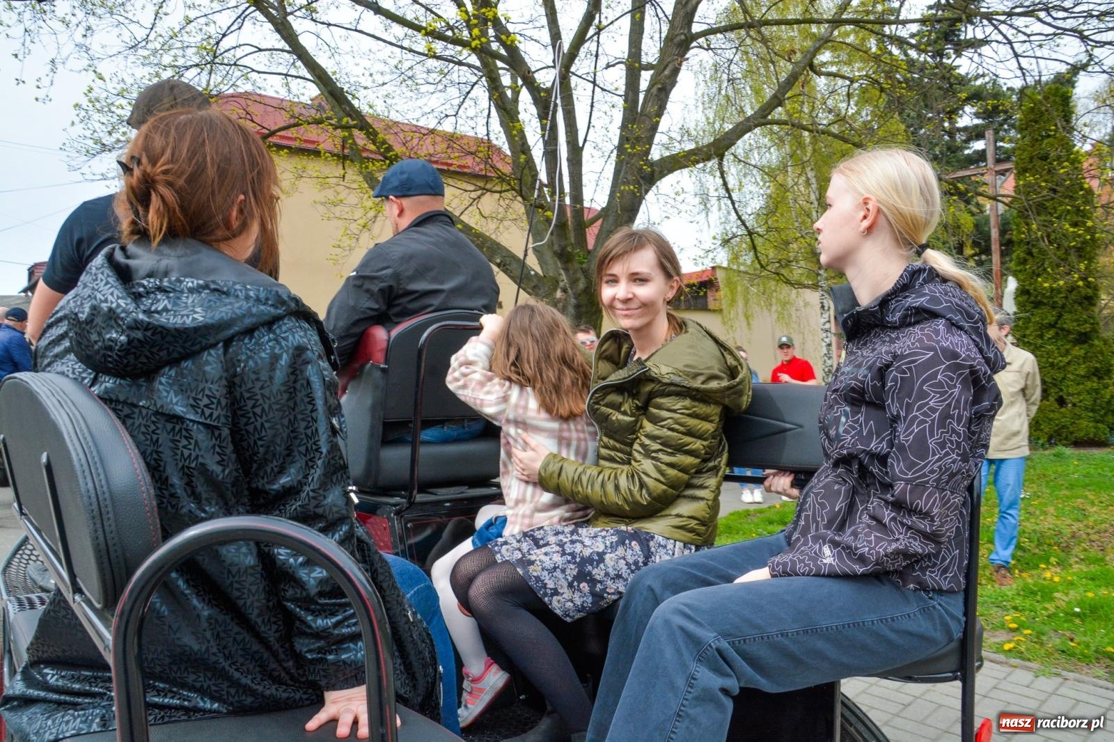 Zdjęcie w galerii na portalu naszraciborz.pl: Metropolita, Indianie i kowboje na wielkanocnej procesji konnej w Pietrowicach Wielkich [FOTO i WIDEO] wiadomości z regionu