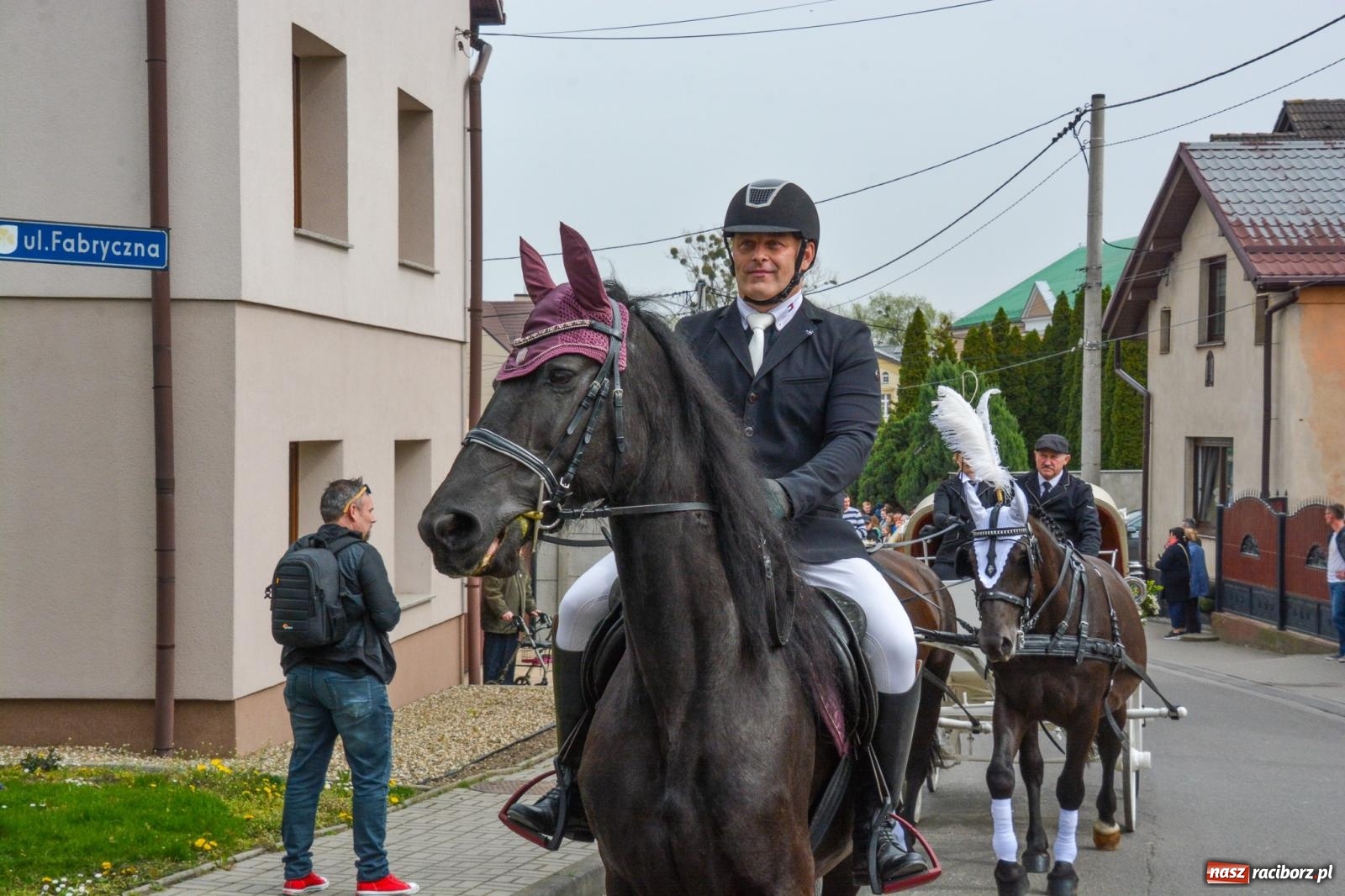 Zdjęcie w galerii na portalu naszraciborz.pl: Metropolita, Indianie i kowboje na wielkanocnej procesji konnej w Pietrowicach Wielkich [FOTO i WIDEO] wiadomości z regionu