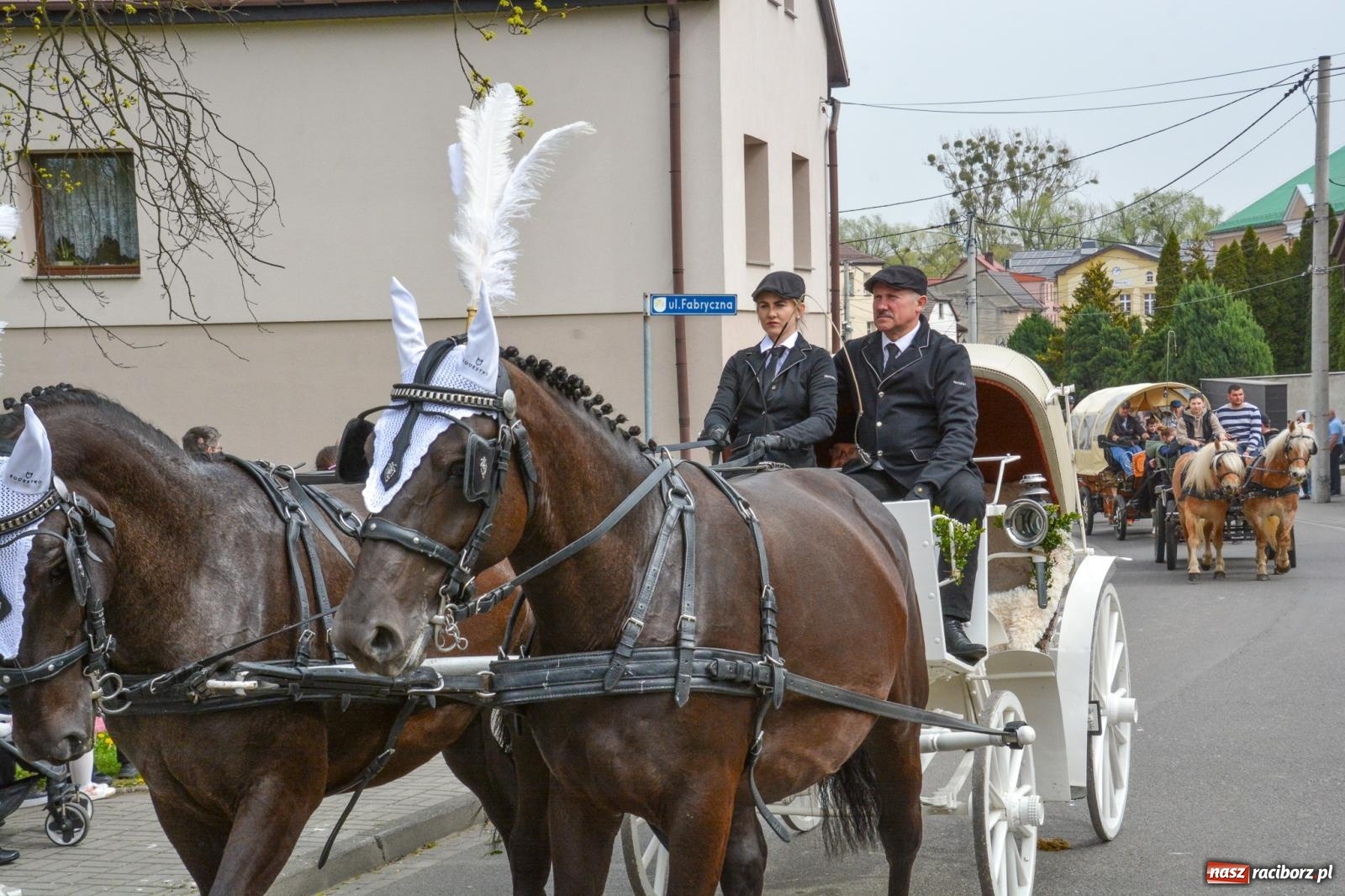 Zdjęcie w galerii na portalu naszraciborz.pl: Metropolita, Indianie i kowboje na wielkanocnej procesji konnej w Pietrowicach Wielkich [FOTO i WIDEO] wiadomości z regionu