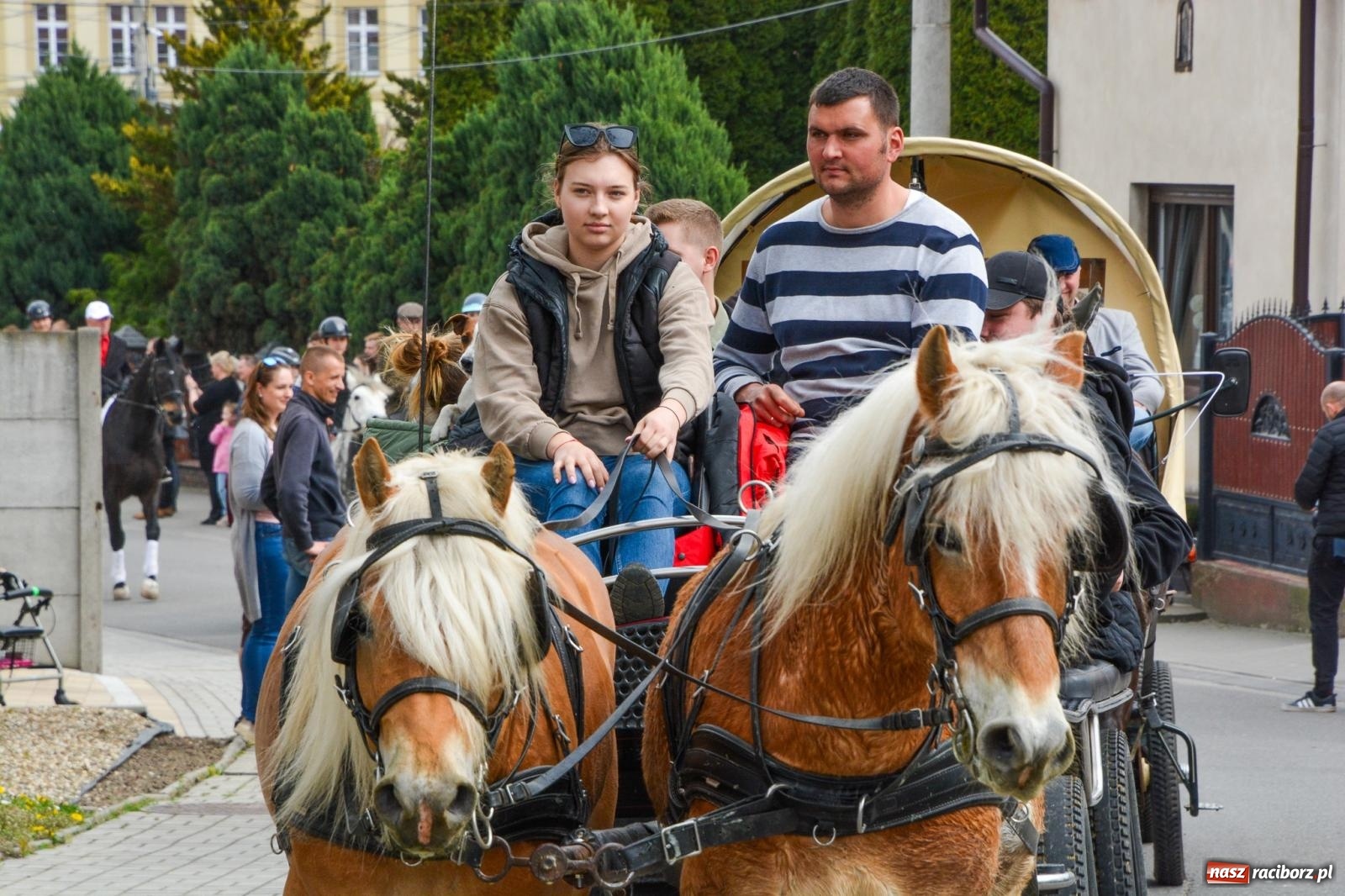 Zdjęcie w galerii na portalu naszraciborz.pl: Metropolita, Indianie i kowboje na wielkanocnej procesji konnej w Pietrowicach Wielkich [FOTO i WIDEO] wiadomości z regionu