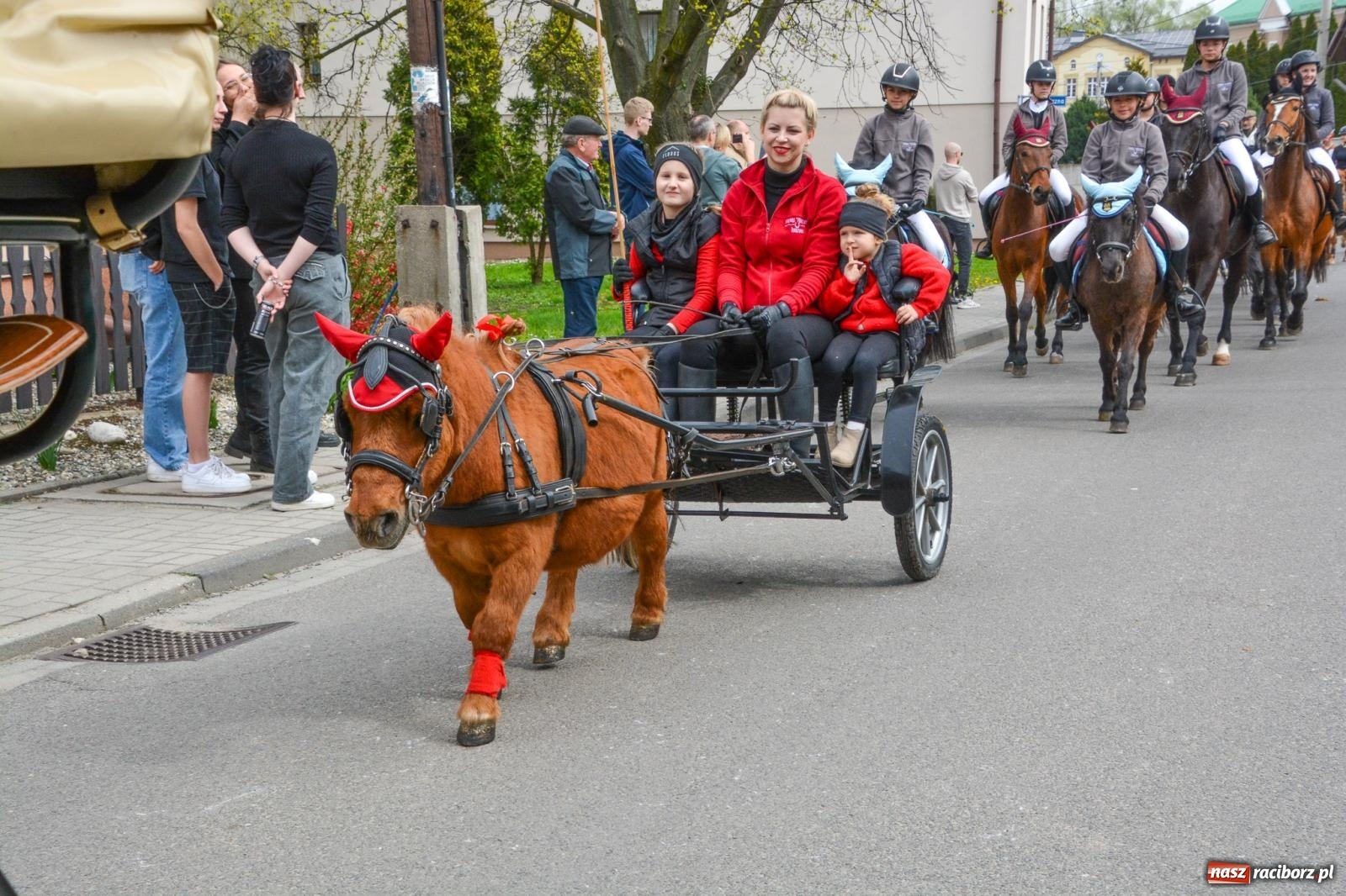 Zdjęcie w galerii na portalu naszraciborz.pl: Metropolita, Indianie i kowboje na wielkanocnej procesji konnej w Pietrowicach Wielkich [FOTO i WIDEO] wiadomości z regionu