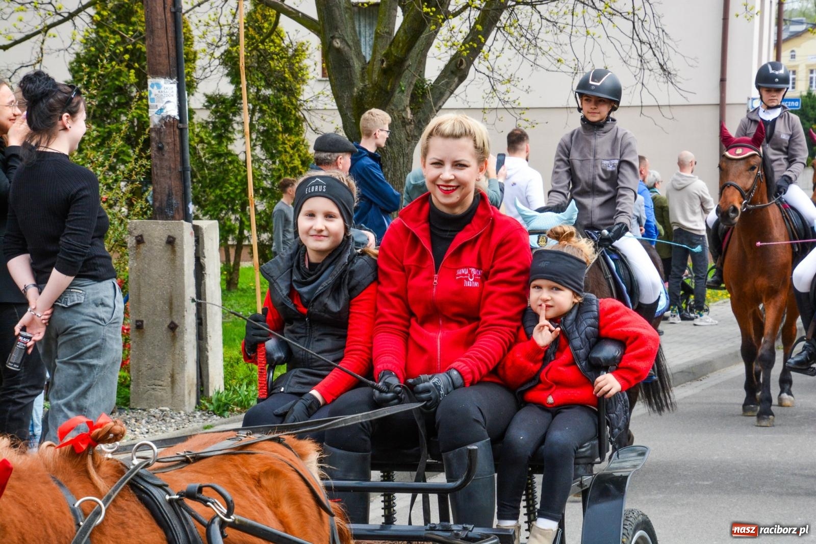 Zdjęcie w galerii na portalu naszraciborz.pl: Metropolita, Indianie i kowboje na wielkanocnej procesji konnej w Pietrowicach Wielkich [FOTO i WIDEO] wiadomości z regionu
