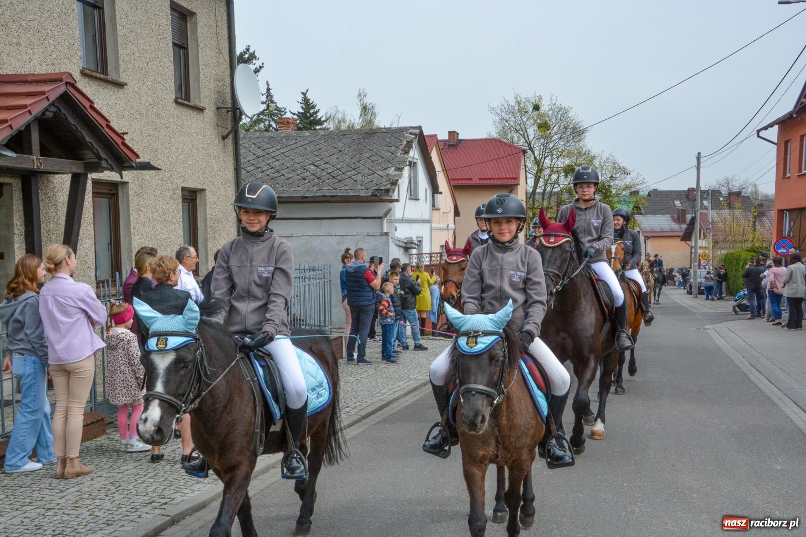 Zdjęcie w galerii na portalu naszraciborz.pl: Metropolita, Indianie i kowboje na wielkanocnej procesji konnej w Pietrowicach Wielkich [FOTO i WIDEO] wiadomości z regionu