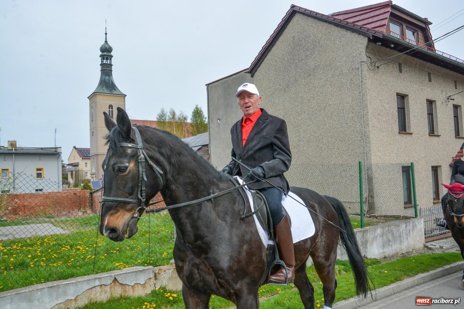 Zdjęcie w galerii na portalu naszraciborz.pl: Metropolita, Indianie i kowboje na wielkanocnej procesji konnej w Pietrowicach Wielkich [FOTO i WIDEO] wiadomości z regionu