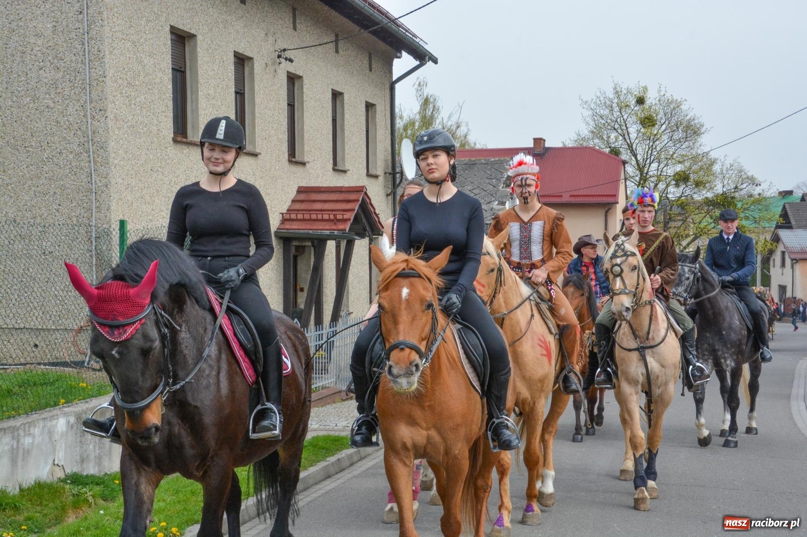 Zdjęcie w galerii na portalu naszraciborz.pl: Metropolita, Indianie i kowboje na wielkanocnej procesji konnej w Pietrowicach Wielkich [FOTO i WIDEO] wiadomości z regionu