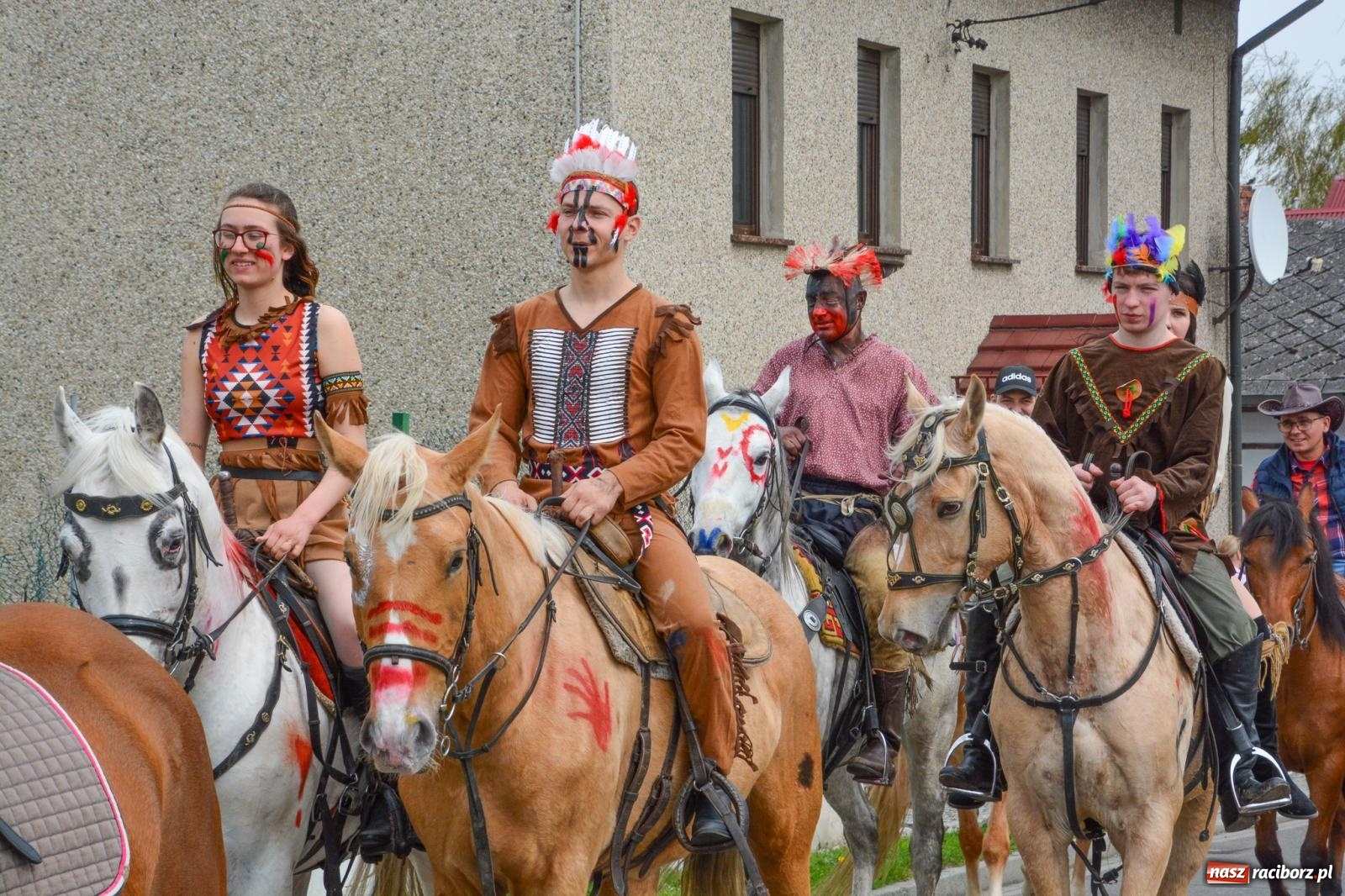 Zdjęcie w galerii na portalu naszraciborz.pl: Metropolita, Indianie i kowboje na wielkanocnej procesji konnej w Pietrowicach Wielkich [FOTO i WIDEO] wiadomości z regionu
