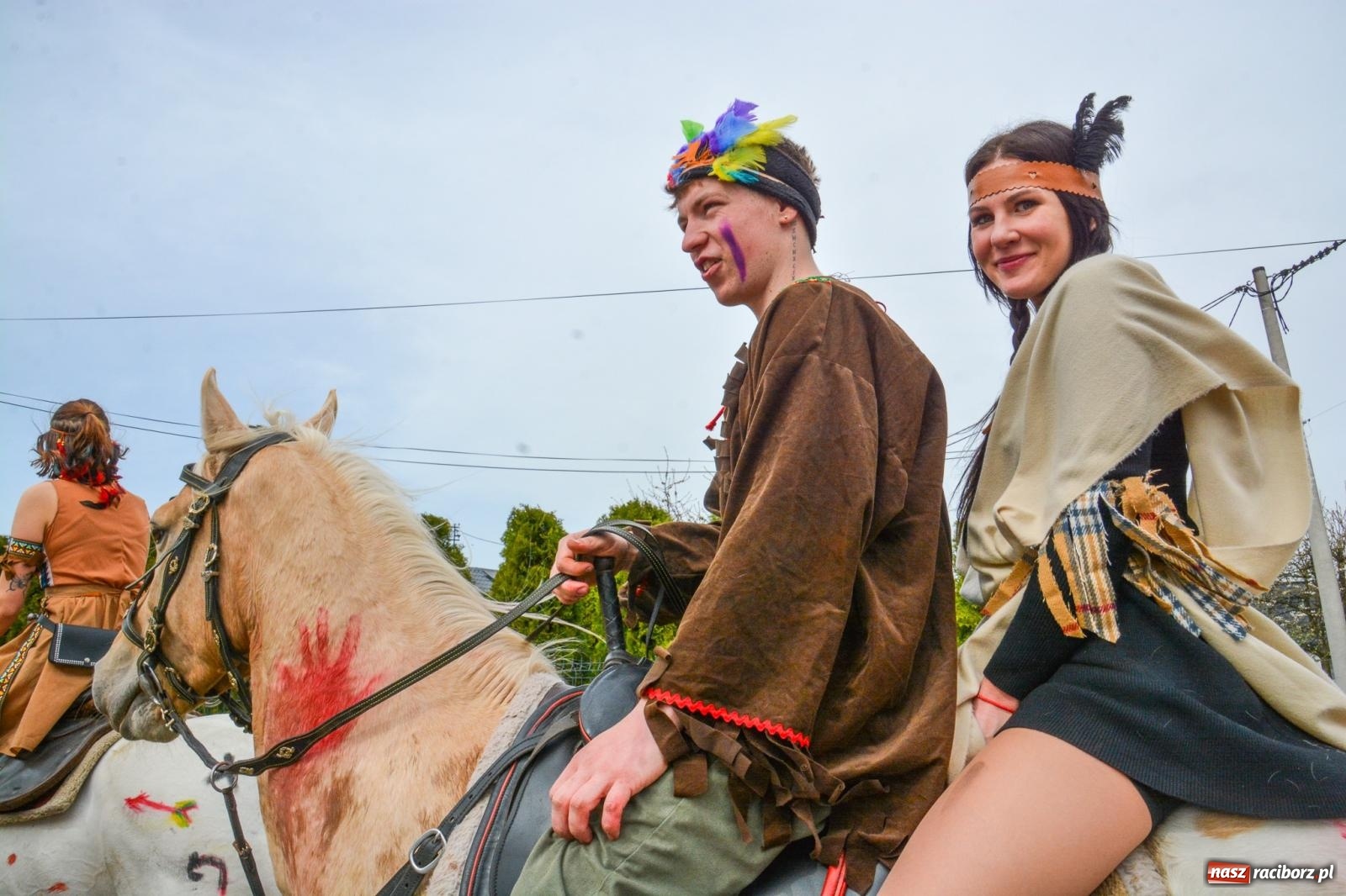 Zdjęcie w galerii na portalu naszraciborz.pl: Metropolita, Indianie i kowboje na wielkanocnej procesji konnej w Pietrowicach Wielkich [FOTO i WIDEO] wiadomości z regionu