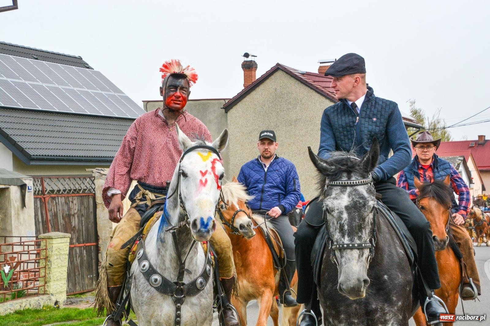Zdjęcie w galerii na portalu naszraciborz.pl: Metropolita, Indianie i kowboje na wielkanocnej procesji konnej w Pietrowicach Wielkich [FOTO i WIDEO] wiadomości z regionu