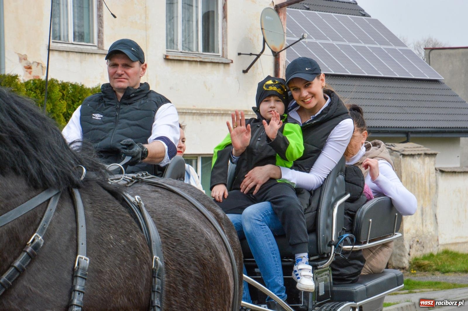 Zdjęcie w galerii na portalu naszraciborz.pl: Metropolita, Indianie i kowboje na wielkanocnej procesji konnej w Pietrowicach Wielkich [FOTO i WIDEO] wiadomości z regionu